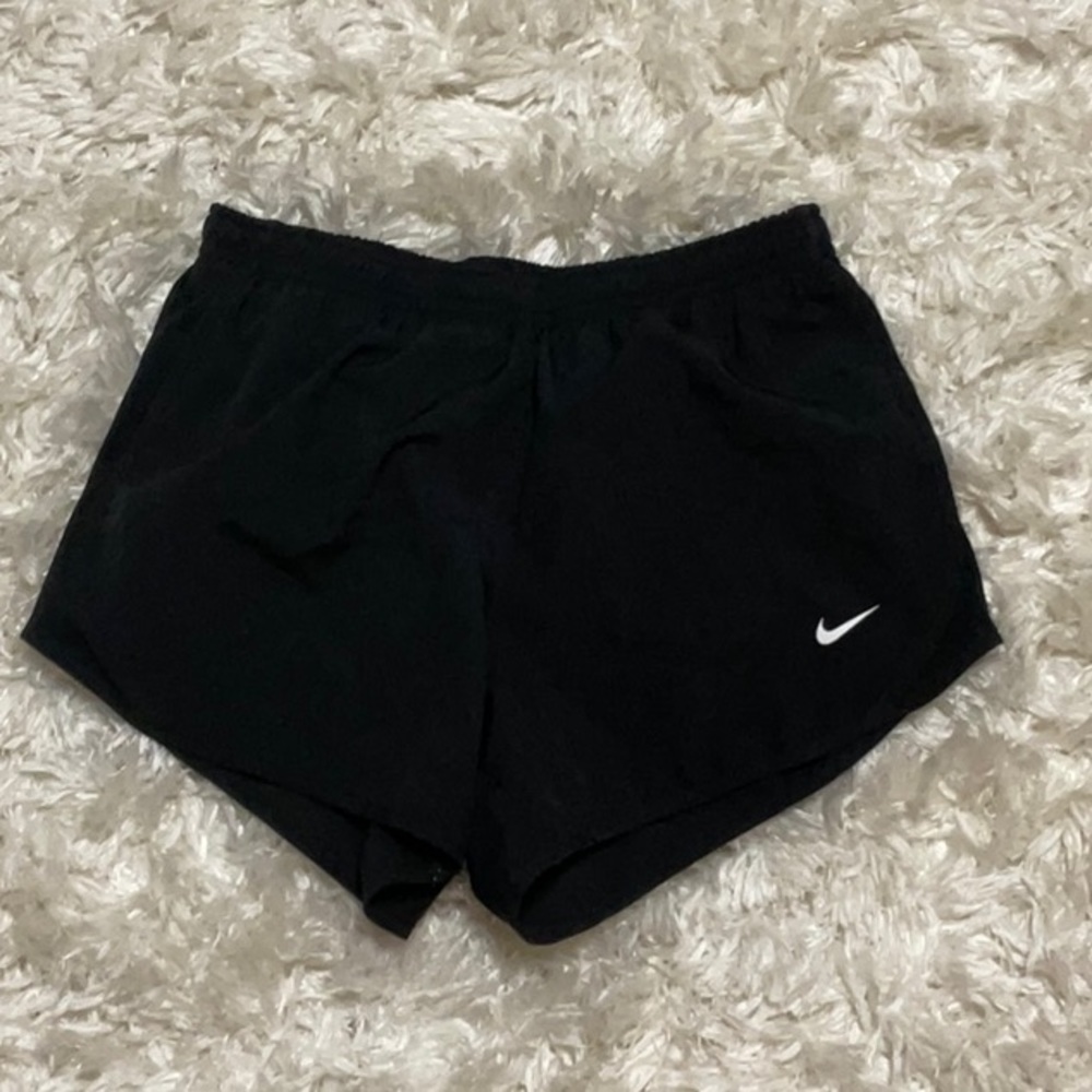 BLACK NIKE SHORTS